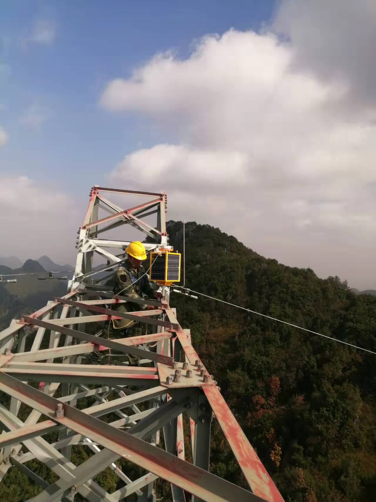 Solar Powered Low Intensity Aircraft Warning Light for Electrical Transmission Tower Line