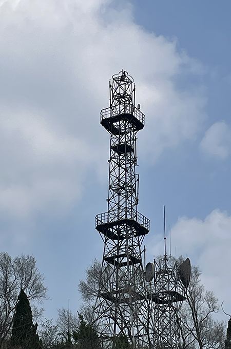 Solar medium intensity obstruction light have been applicated to the telecom towers